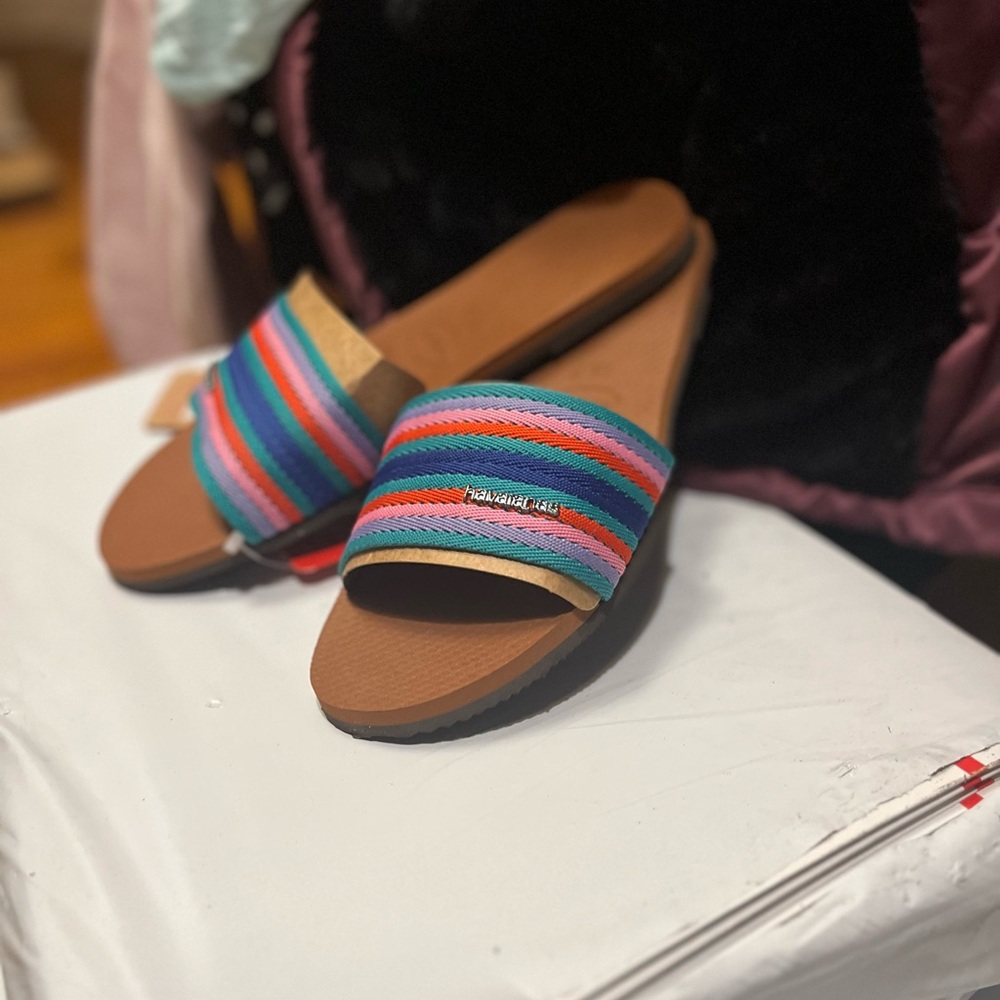 🆕 Women’s Havaiansa Colored Slides Size 39/40 .  $15 each or 3 for $32